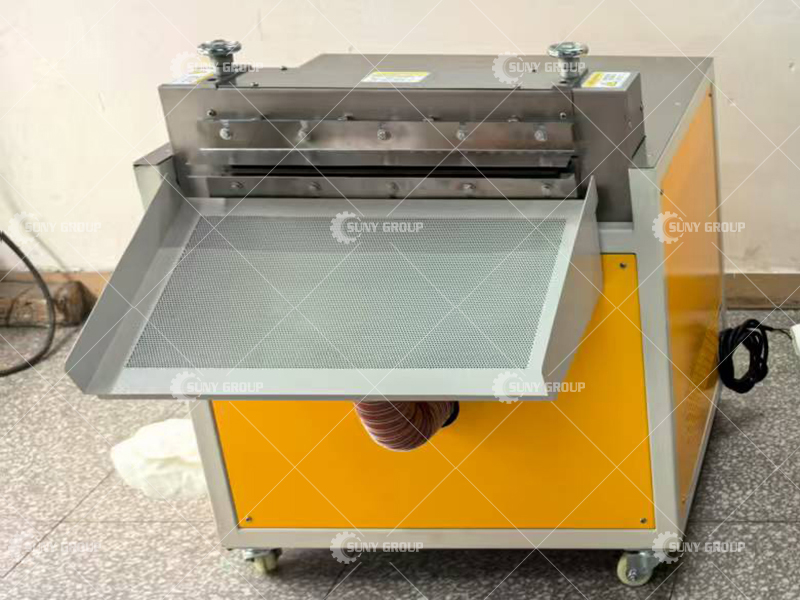 Manual crinkle paper shredder for crafts